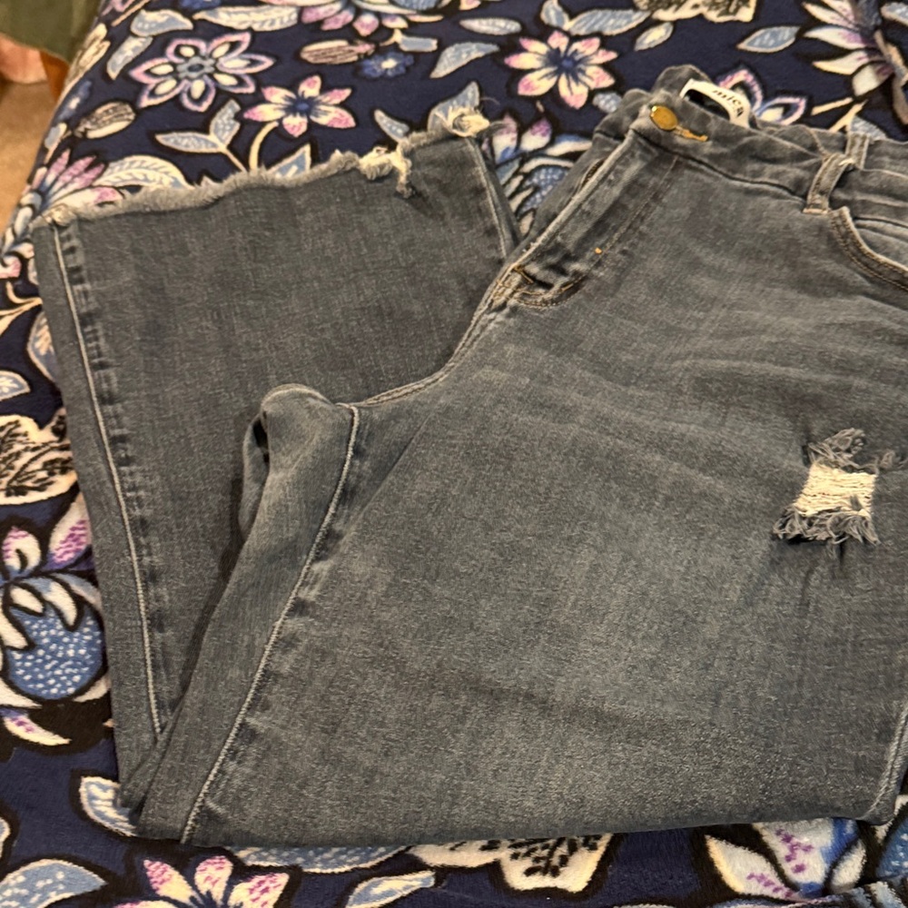 Women’s Mica Boutique denim. Cropped, slight distressing super comfortable!